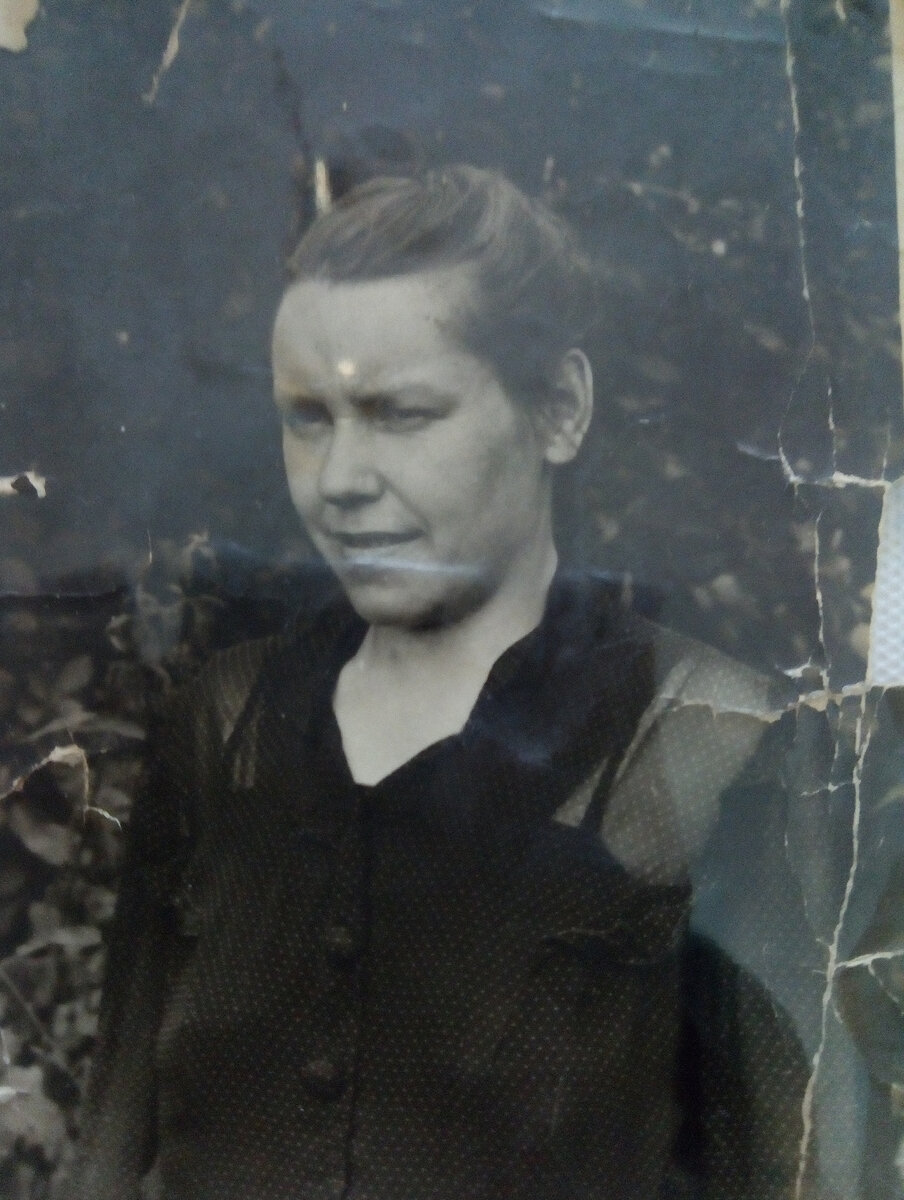 Мамочке здесь 35 лет. За плечами война и оккупация, потеря ребенка. Впереди - мы.