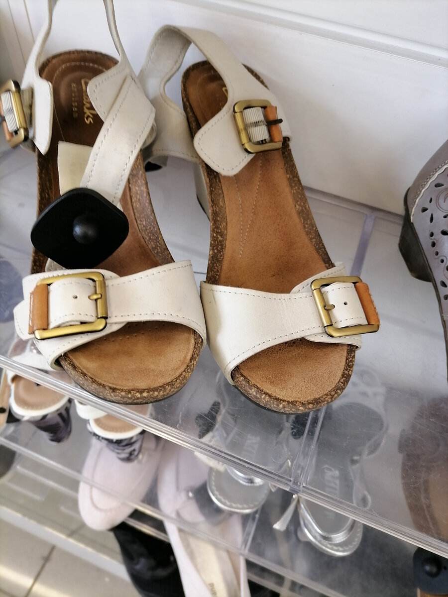 Вот такие кожаные сандалии или как правильно назвать( поправьте меня, если что) на танкетке. Фирма Clarks,со скидкой - 1079 рублей. 