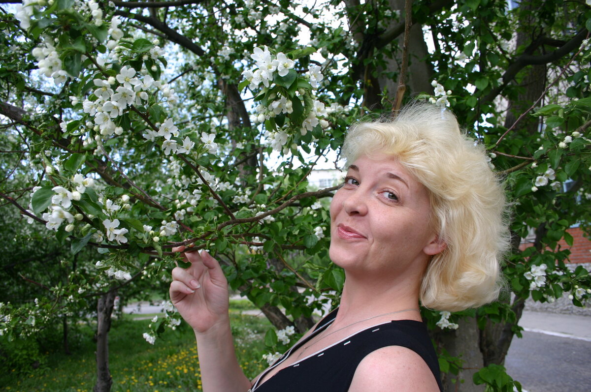 На фото - автор, Людмила Ковенко. 20 мая 2005 года. В Бердске яблони цветут. 