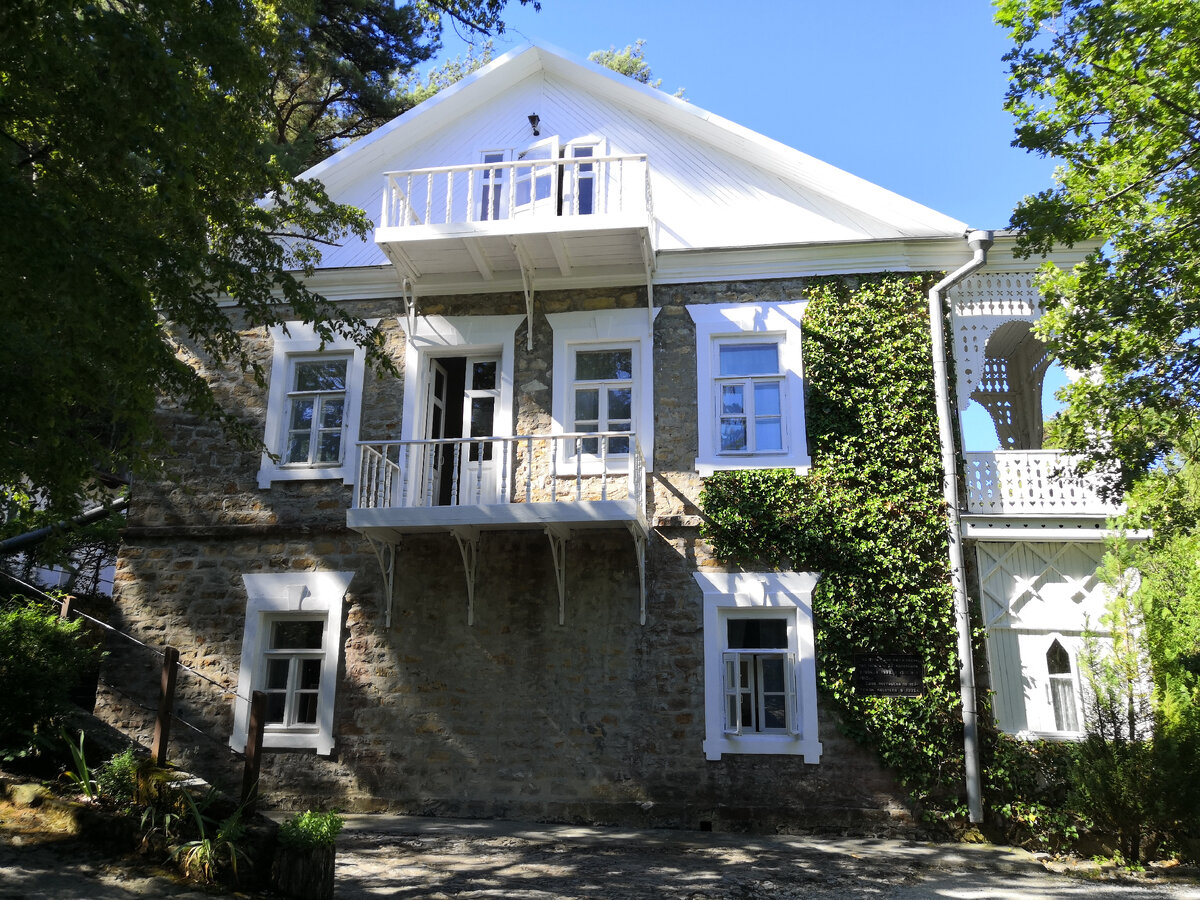 Добротный дом сложен из грубо отесанного камня.