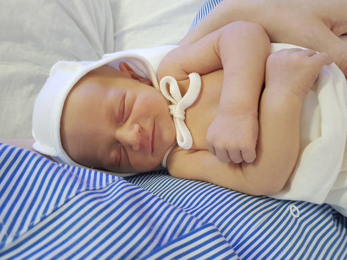 Научите вашего ребёнка правильно прикладываться к груди. И проблем с молоком не будет.