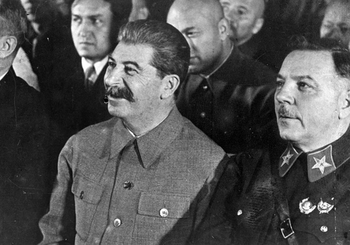 Кем на самом деле была любимица Сталина, роль которой Ольга Бузова сыграла в спектакле МХАТа. И как выглядит её внучка сегодня3