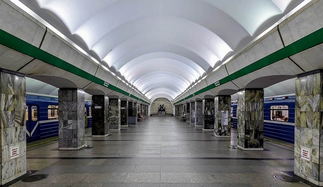 станции метро «Приморская»