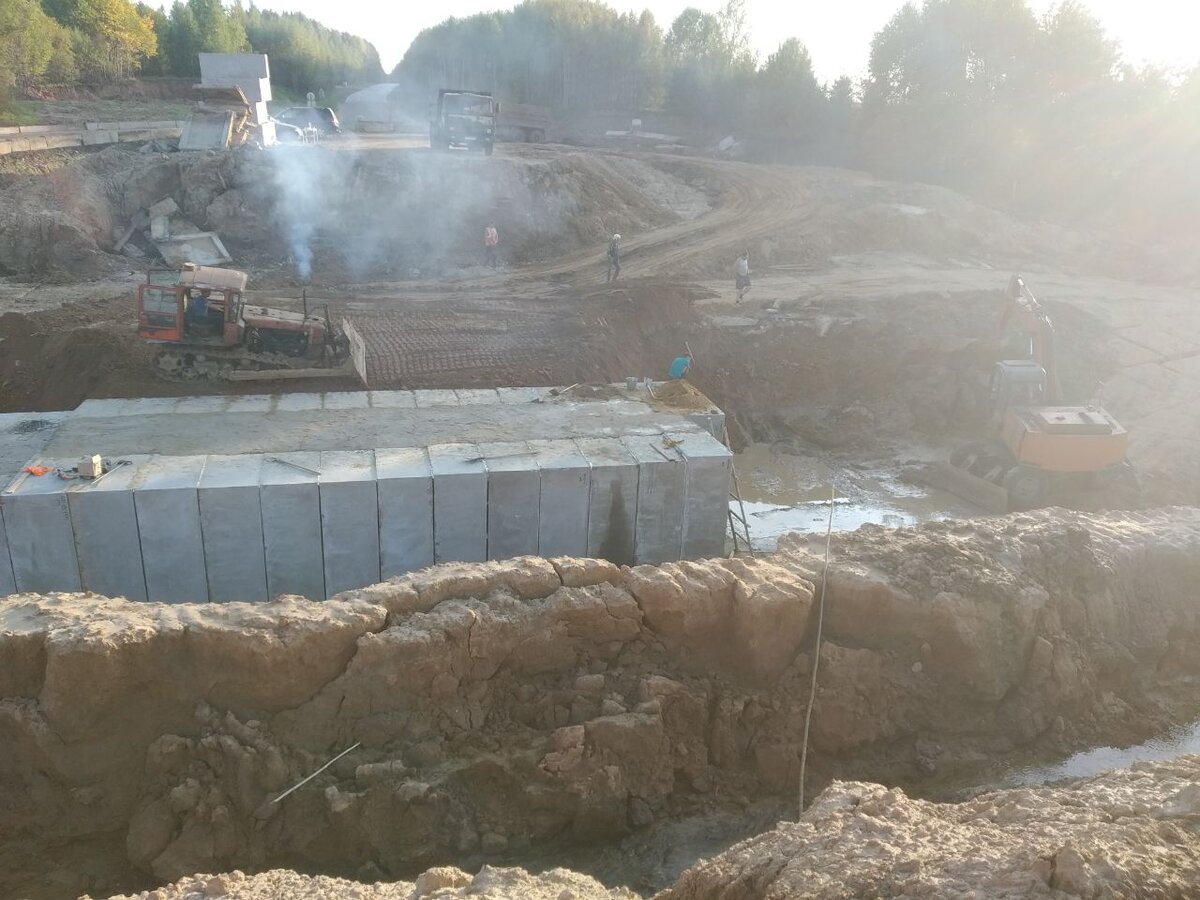 Водопропускная труба через дорогу Пучеж-Юрьевец (вдоль Волги). В эту трубу потечет река Песья, впадающая в Волгу.