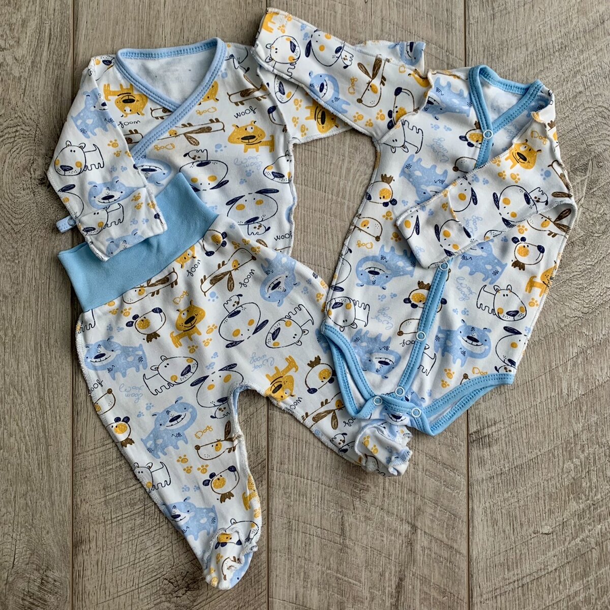 Комплект из распашонки, ползунков и боди на один день в роддоме