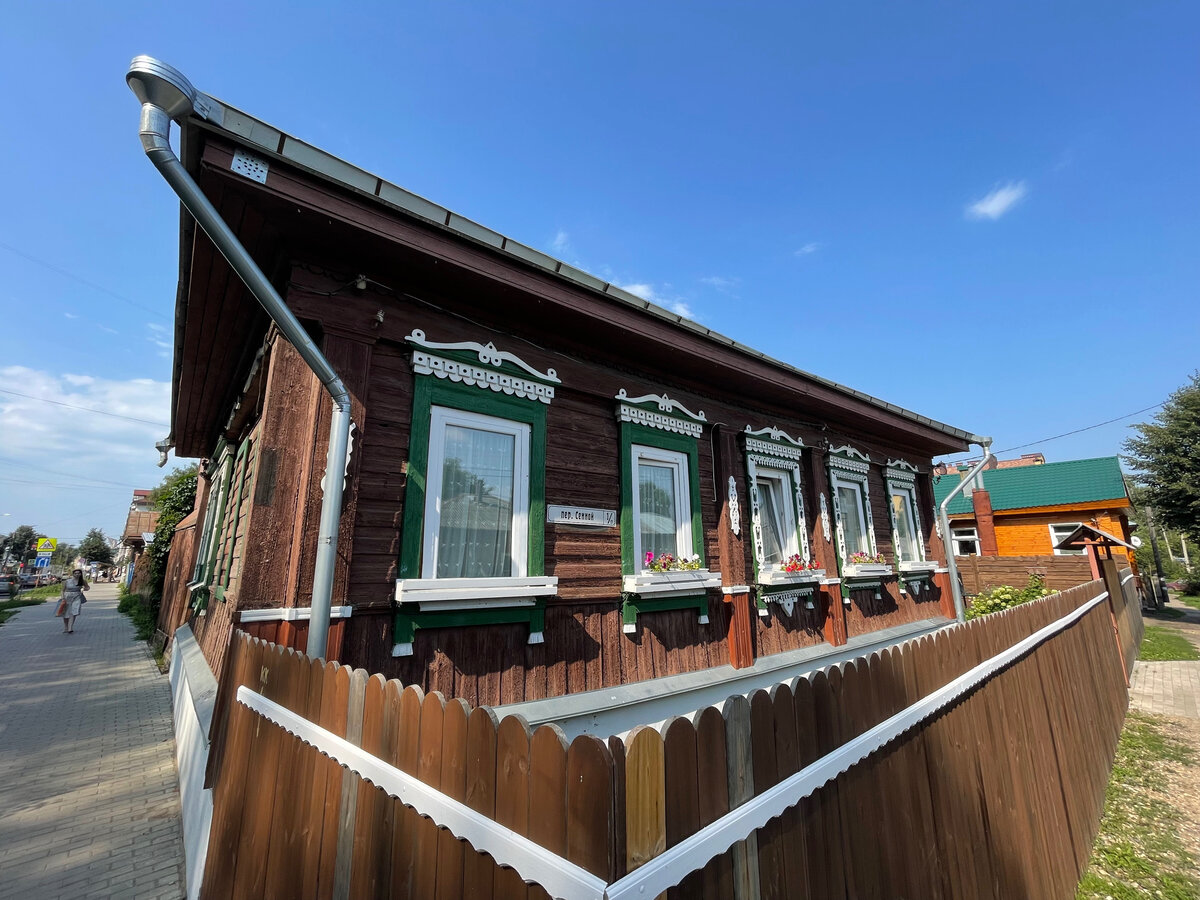 Вид на дом с улицы.