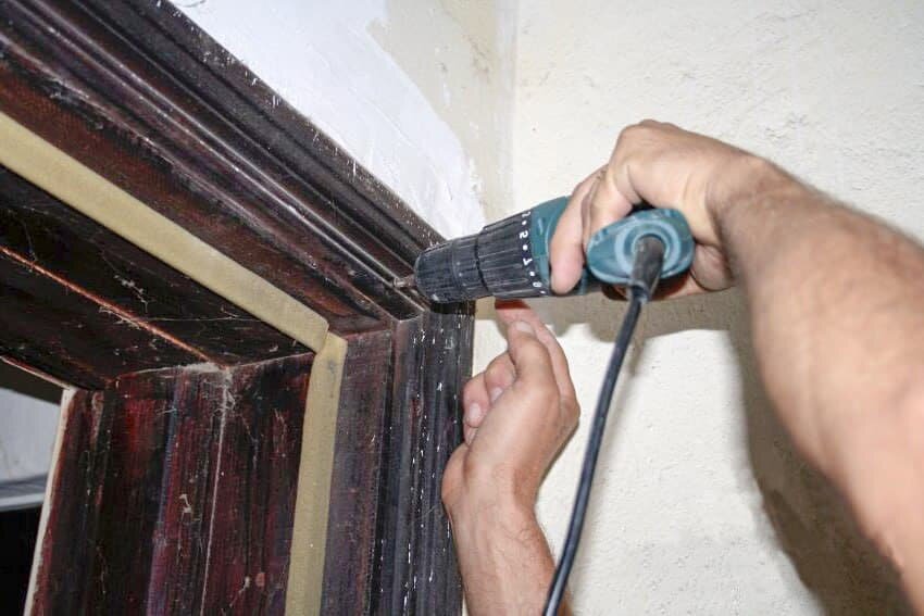 закрепить дверь