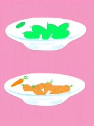 Раскладываем огурцы и морковь по тарелкам с маркировкой