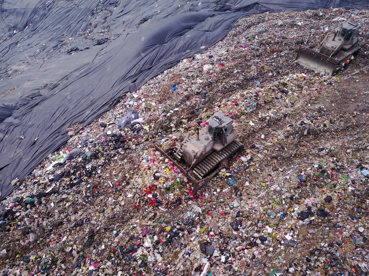 А это самая большая свалка Китая, ее консервируют, чтобы люди не дышали выделяющимся газом. https://vsyako.net