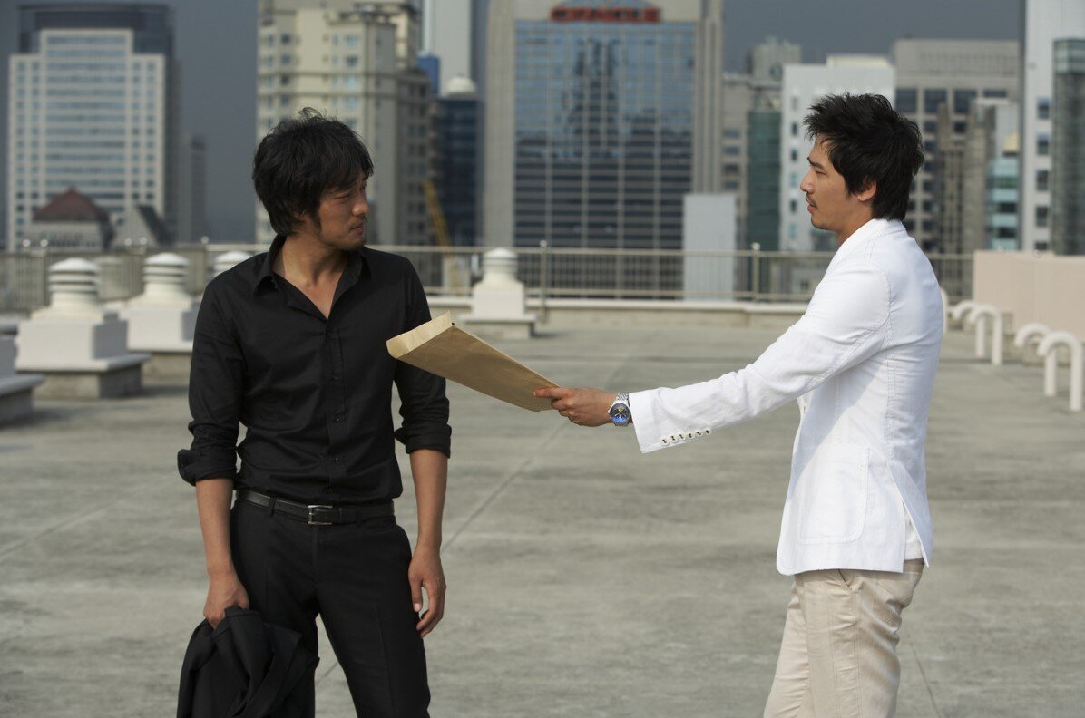 Один в белом, другой в черном - такое противопоставление совершенно не случайно. Кадр из фильма "Несмонтированный фильм", источник - Яндекс.Картинки