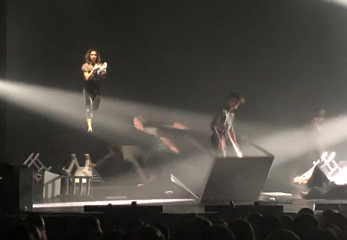 Из спектакля «Не будите спящую собаку»,театр танца, Казань 