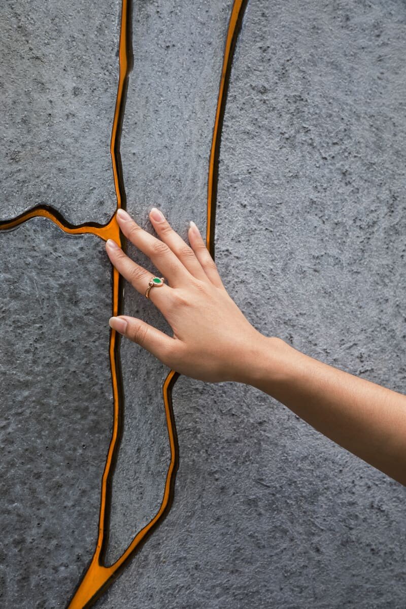 Мраморные узоры с золотыми прожилками.