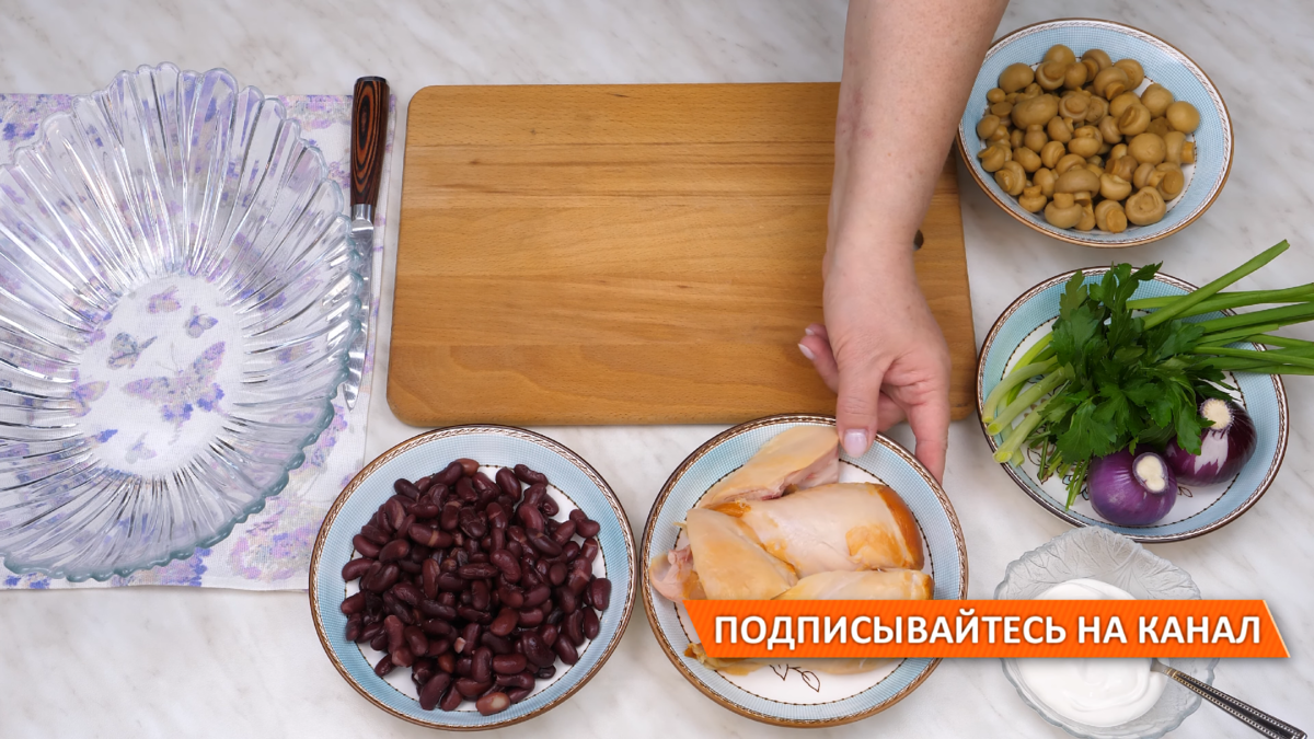Салат с копчёной курицей, фасолью, кукурузой и грибами - рецепт автора Лика