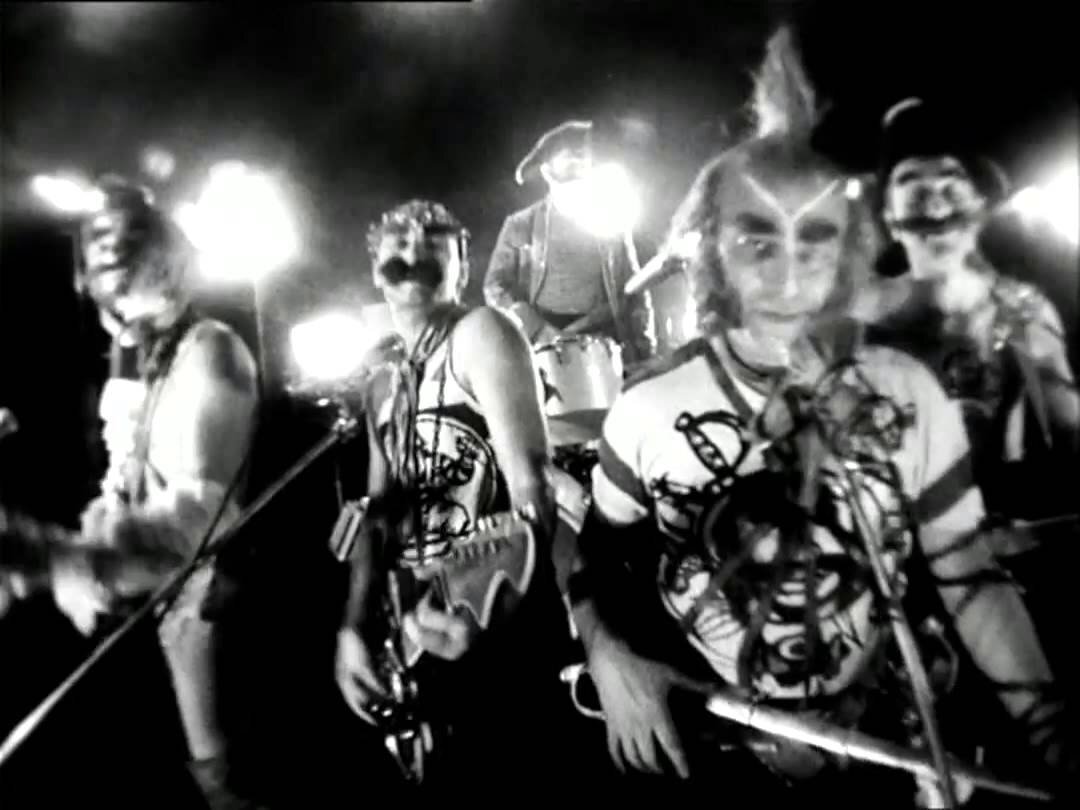 Суровая группа "Гротеск" сурово смотрит на тебя...