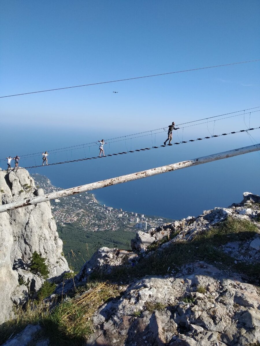 Тропа над пропастью на Ай Петри, Крым 