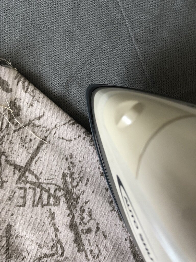 для уменьшения толщины края кармана на шортах приутюжила его.