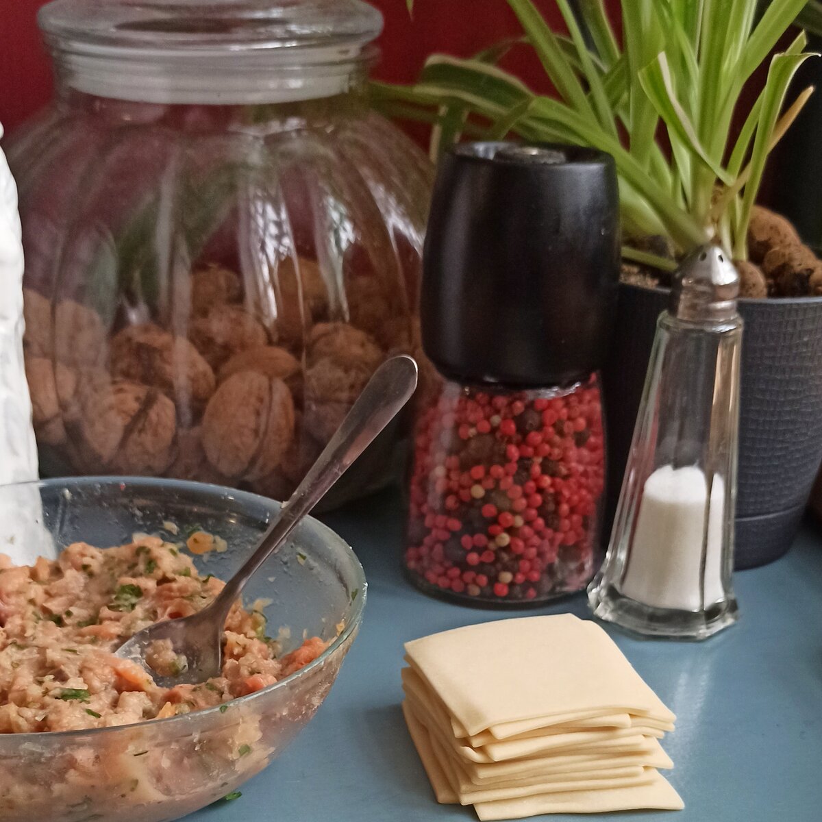 Когда нарезаешь тесто на квадратики, то и обрезков почти не остаётся.