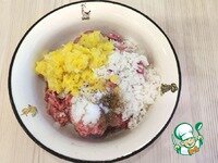     В готовый фарш добавить пассерованные лук и морковь. Рис (2 ст. ложки) промыть в 2-х-3-х водах, затем отварить до состояния al dente. Добавить рис в мясной фарш, добавить соль и черный молотый перец по вкусу. Фарш хорошо вымешать.