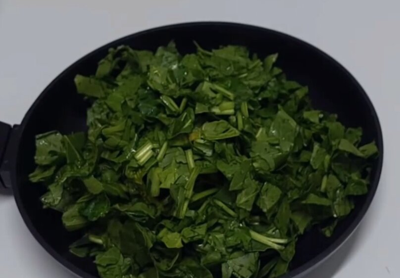 Пока куриная грудка маринуется, делаем начинку. У меня был шпинат и я его добавила к начинке, но без него тоже получается вкусно)) Шпинат я порезала и обжарила на подсолнечном масле с добавлением чеснока, минут 5-7, пока он полностью не размягчился. 