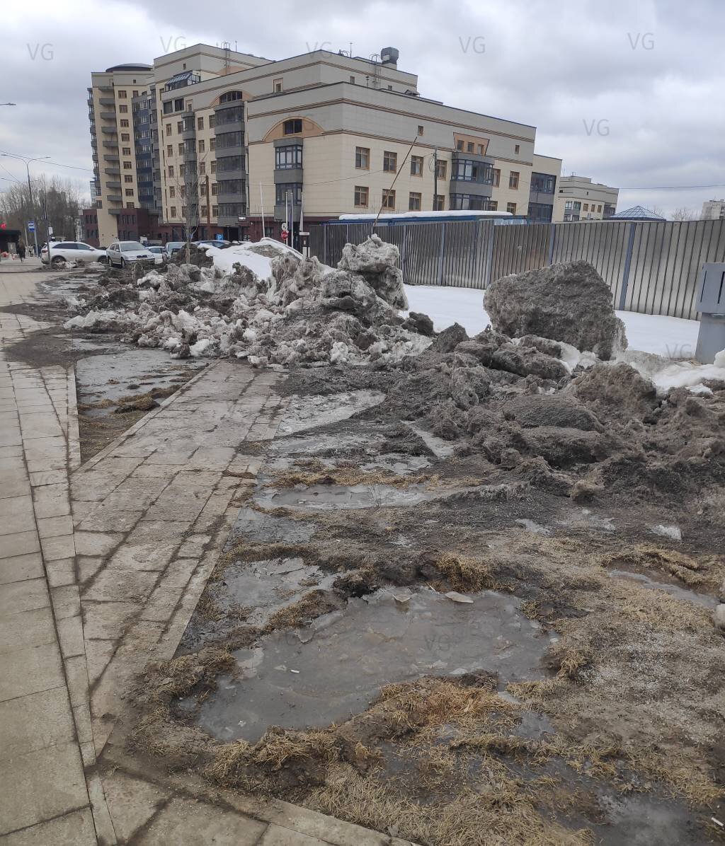 Не могла не поделиться шедевром благоустройства. Осенью газон укладывают, весной - счищают. Это ж сколько работников сизифовым трудом обеспечивается! Фото из архива автора