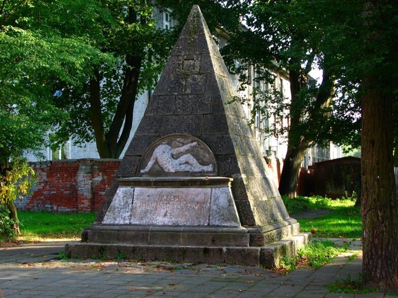 Что посмотреть в Калининграде. Пирамида в Калининграде.