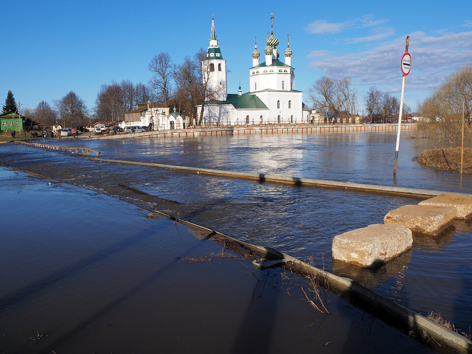 Мост скрылся под водой.