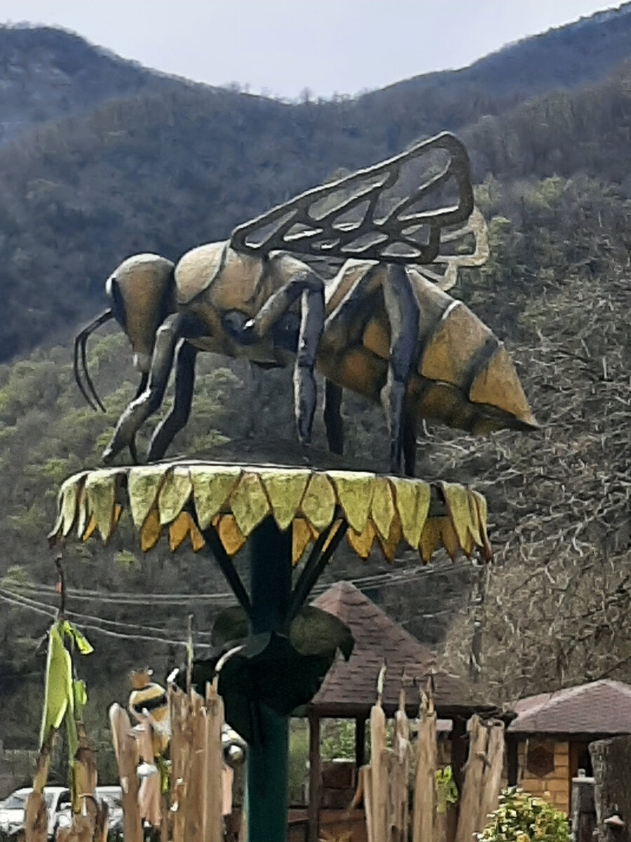 Вот такие пчелки украшают "Дом меда"