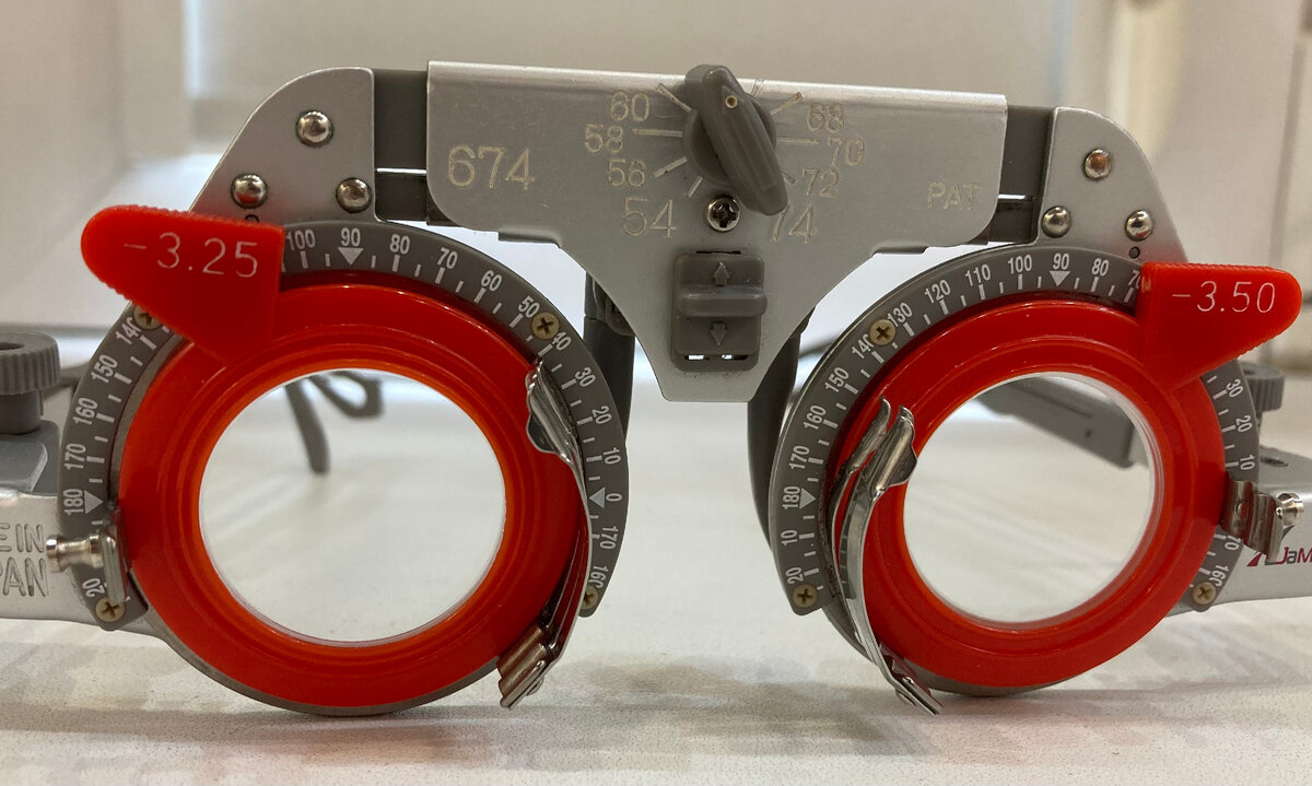 С таким зрением без очков правда видно плохо