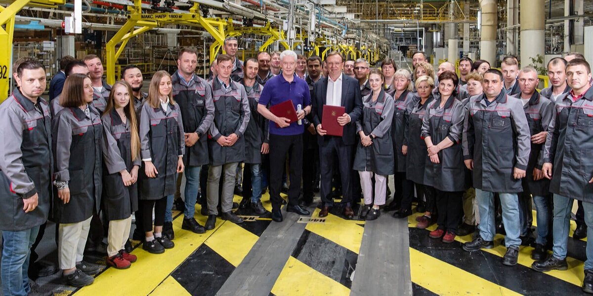 Сергей Собянин и директор ПАО «КамАЗ» Сергей Когогин и коллектив "Москвича". Фотография М.Мишина. Пресс-служба Мэра и Правительства Москвы