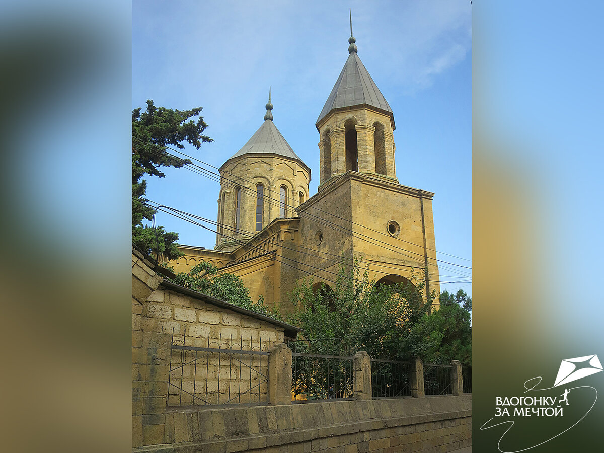 Армянский храм Всеспасителя / листаем фото