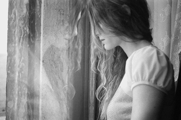 Женщина у окна