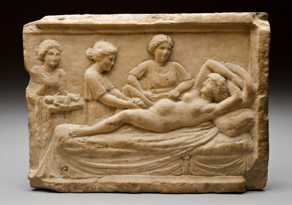 Мраморный рельеф со сценой родов. Музей науки. Лондон.