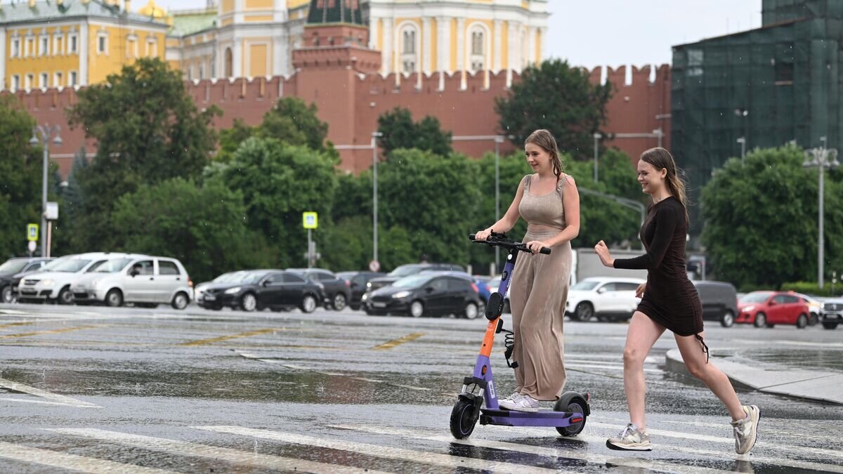    Девушки переходят улицу по лужам в Москве© РИА Новости / Павел Бедняков