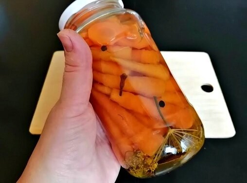 Маленькая маринованная морковь в банках на зиму