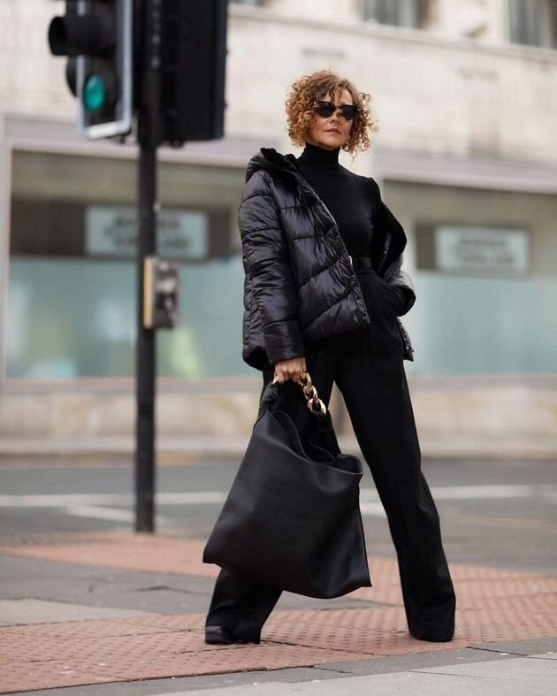 Утепленная куртка в монохромном образе