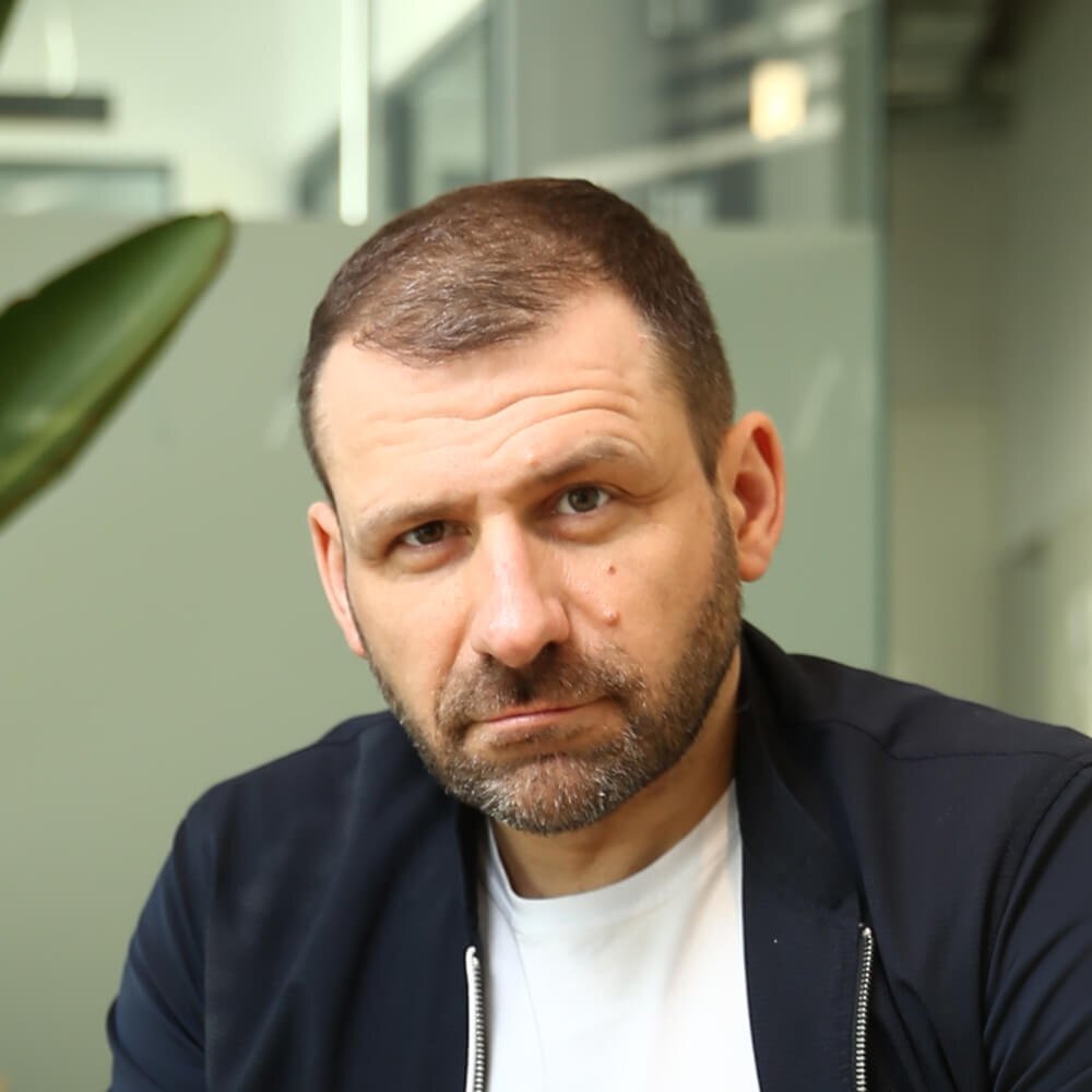 На фото успешный предприниматель, миллиардер Игорь Рыбаков. Он для меня является кумиром и ролевой моделью того, каким предпринимателем нужно быть: крепкая семья, успешный бизнес (компания ТехноНиколь), своя вера, путешествия, развитие образования в России (детские сады и академия для предпринимателей)