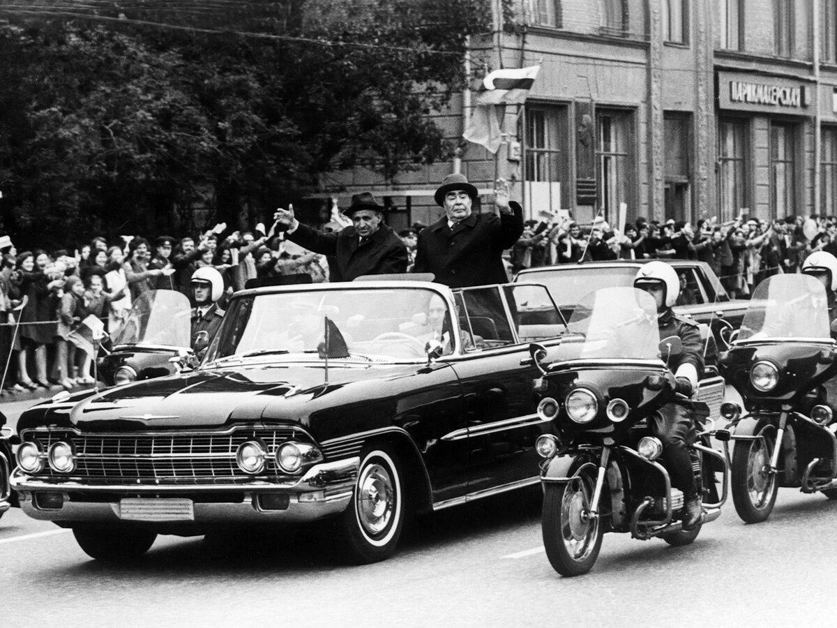 Брежнев в кабриолете ЗИЛ-111Д. Источник: zr.ru