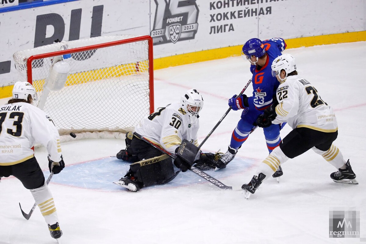    Вратарь команды «Адмирал» Павел Хомченко пропускает шайбу от игрок команды СКА Дмитрия Яшкина Дарья Драй © ИА REGNUM