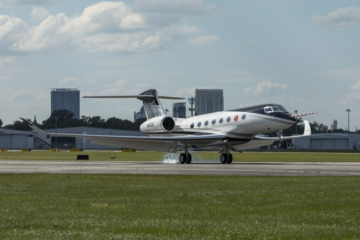 Прибытие совершенно нового G800 в Орландо для участия в NBAA-BACE 2022 года. Фото: Gulfstream 