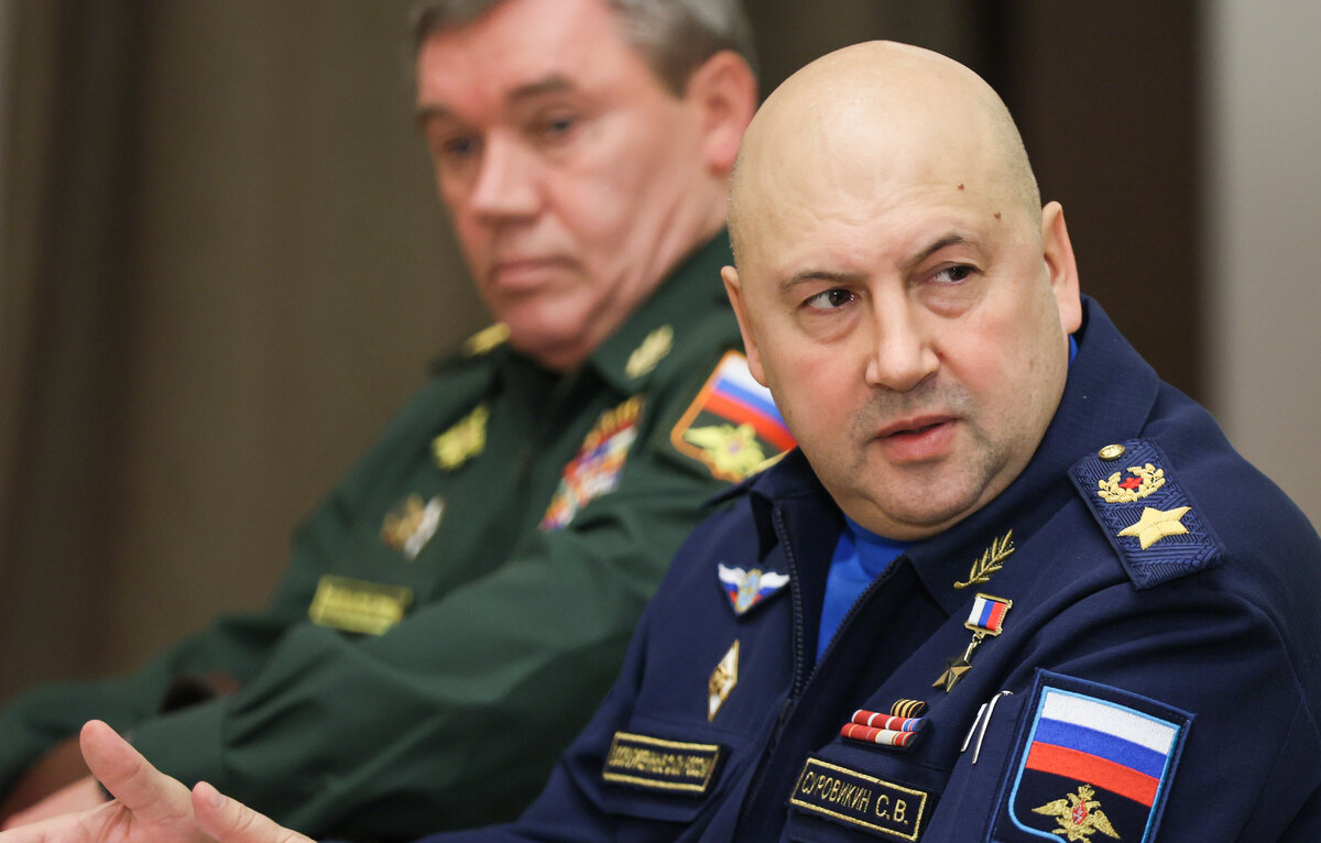    Сергей Суровикин (справа)  Михаил Метцель/ТАСС