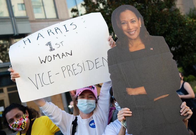     Жаль, мама не увидит: как женщина впервые в истории США стала вице-президентом