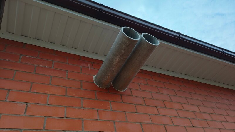 Сверлю отверстия и устанавливаю такие трубы