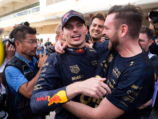     Макс Ферстаппен празднует победу с командой. Фото: IMAGO/Eibner/Memmler/ globallookpress.com