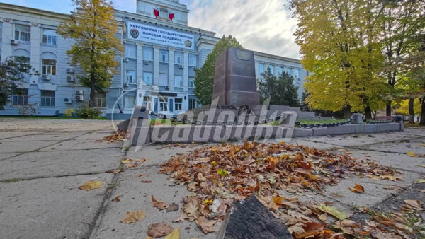 Из Херсона вывезли памятники Суворову и Ушакову. Видео © Telegram/Readovka