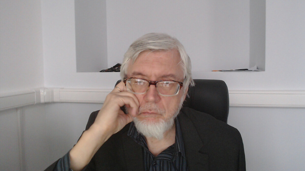 Как узнать, что ваше устройство головного мозга предрасположено к программированию? Попробуйте писать программы, если вам трудно будет оторваться от этого процесса, значит это ваше. 