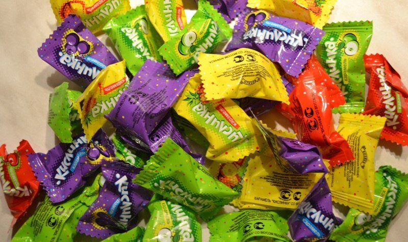 Эту карамель любили все, можно смело так утверждать. Лично я покупала по 100 грамм и брала в школу. И как то раз заметила, что у меня один зуб стал темнеть, подумала, что слишком много съела кислинок виноградных. Как оказалось, зуб просто стал гнить. Такая и грустная и веселая история.