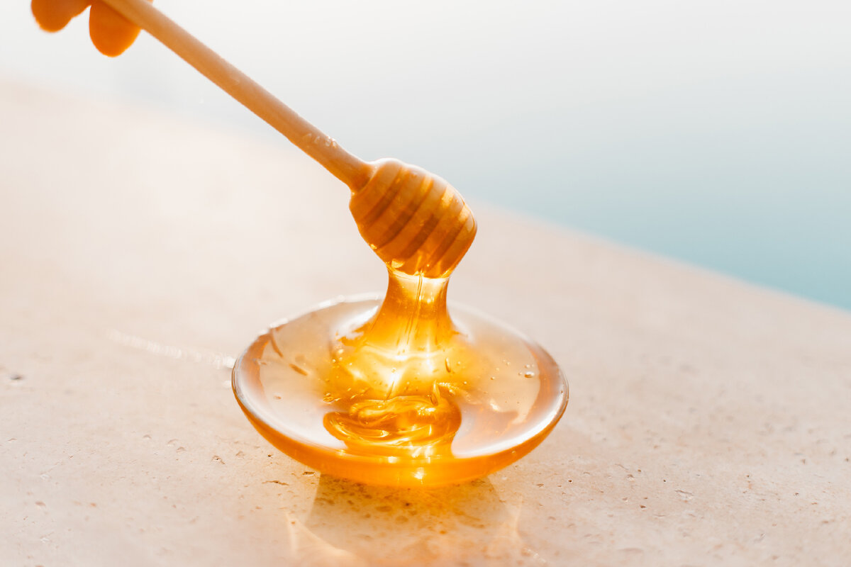 А вы знали, что мёд – один из самых подделываемых продуктов в мире? Например, в Китае вообще умеют производить мёд без пчёл.