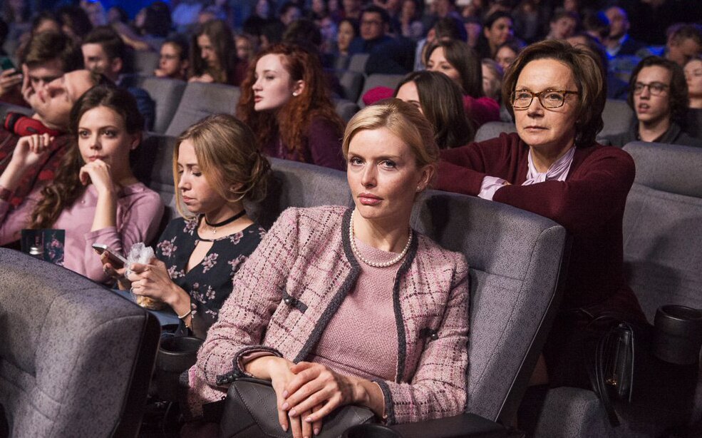 А здесь учительница не побоялась бандитов. И во второй части она мир спасала. И спасла! (C) Kinopoisk