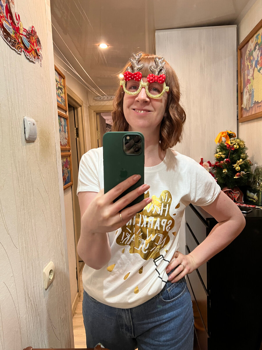 А это писательница Анна Орти за час до нового, 2023 года. Тоже с новым телефоном, но без видео от Майка.