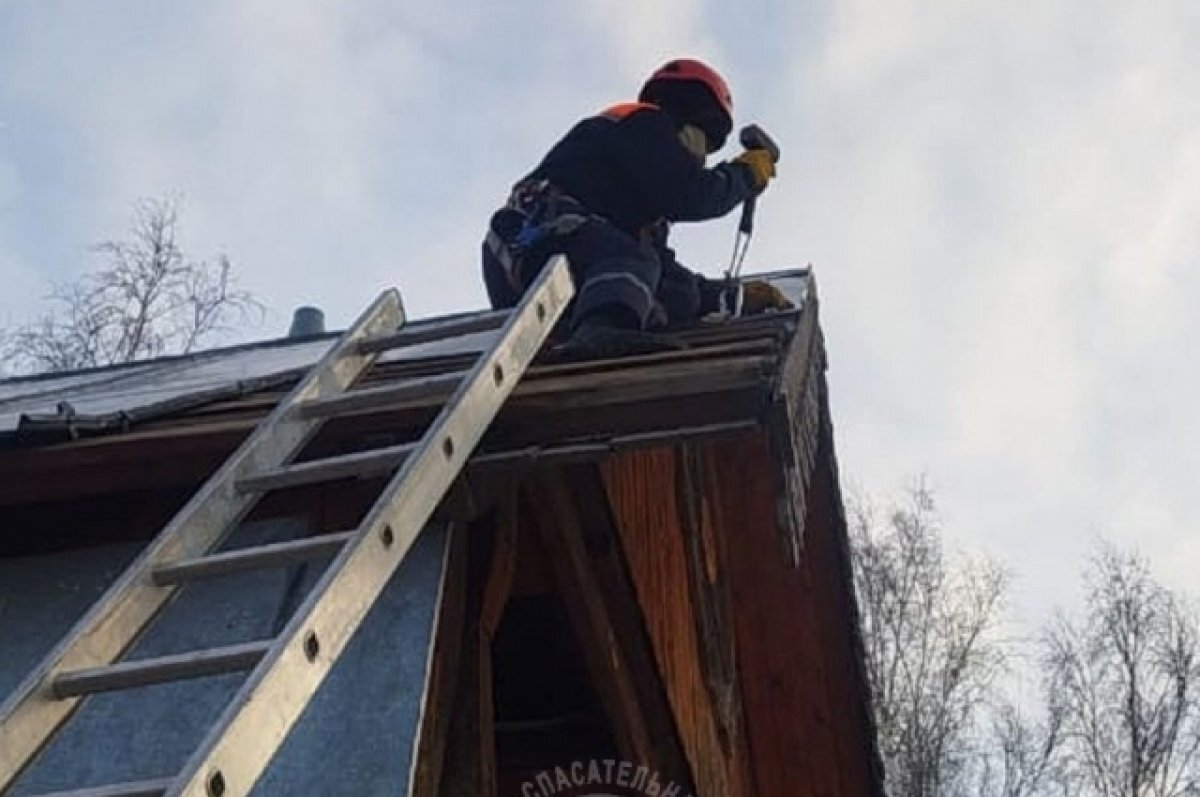    Ветер сорвал листы металла с крыши дома на улице Яковлева в Томске